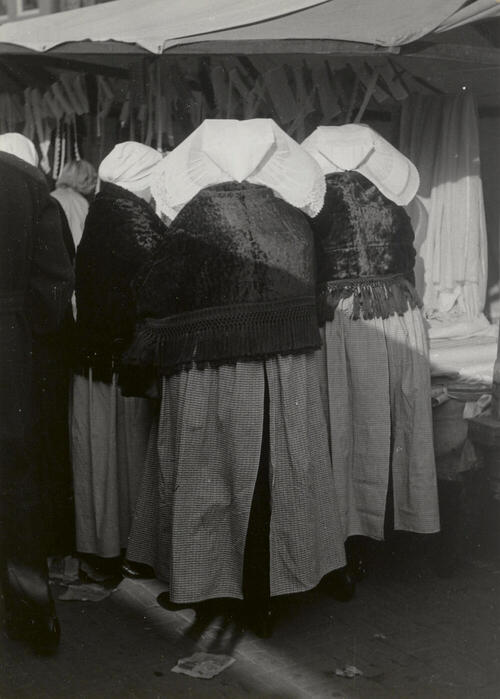 Vrouw in protestantse Zuid-Bevelandse dracht, Goes, 1950