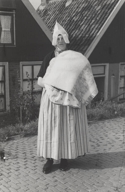 Vrouw met dopeling in Volendammer dracht, 1946