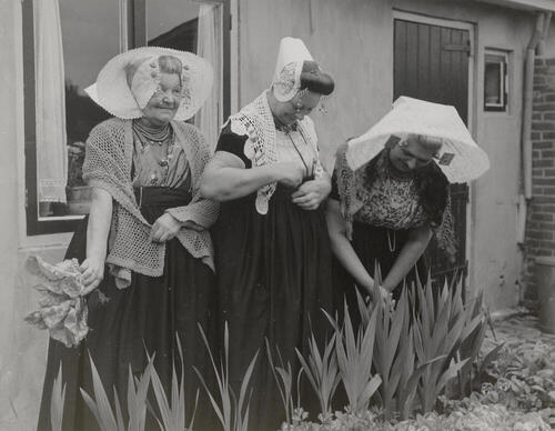 Drie vrouwen in Zeeuwse drachten, Middelburg, 1956
