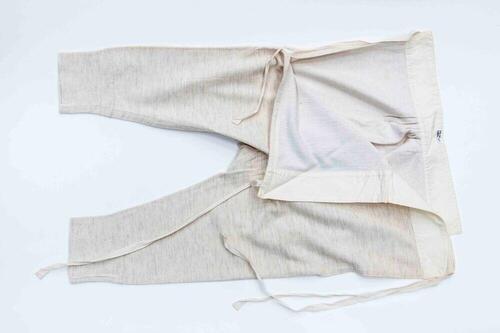 Klepbroek van jaeger wollen tricot en tailleband van crèmekleurig keperkatoen