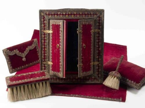 Toiletspiegel met twee deurtjes en opzetstaander, bekleed met rood zijdefluweel, versierd met…