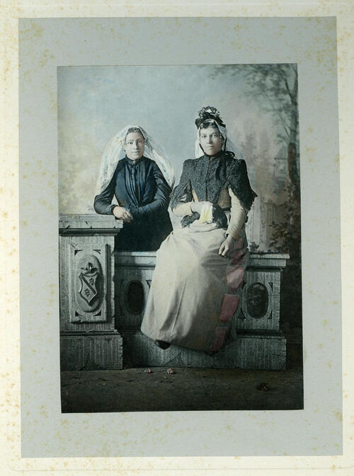 Twee meisjes in Duivelandse dracht, 1894