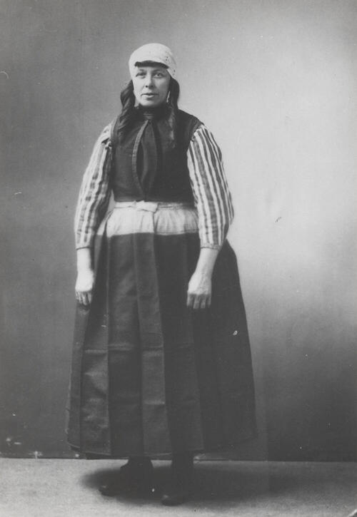 Maretje Boes-Appel in Marker streekdracht, 1910–1916