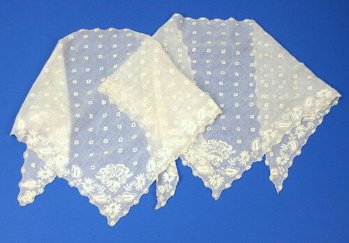 Driekante tipdoek van wit batist met dik borduursel met bloemmotieven,