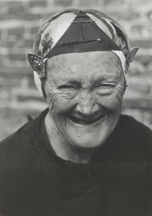 S.J. Zeldenrust uit Molkwerum in Friese dracht, 1944