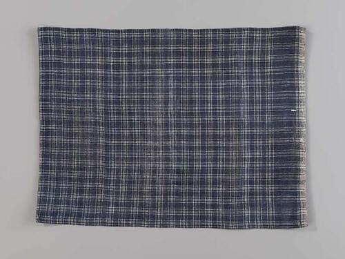 Hindelooper borstlap of foarpeldook van blauw en wit bont