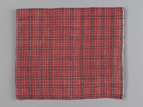Hindelooper borstlap of foarpeldook van rood, wit en blauw bont
