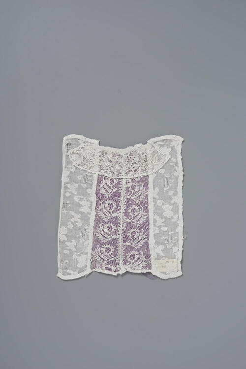 Voorspelder of befje voor baby in de rouw, Bunschoten, voor 1945