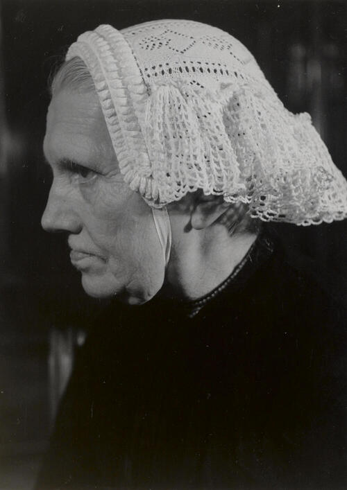 Mevrouw Keur uit Scherpenisse in Thoolse dracht, 1955