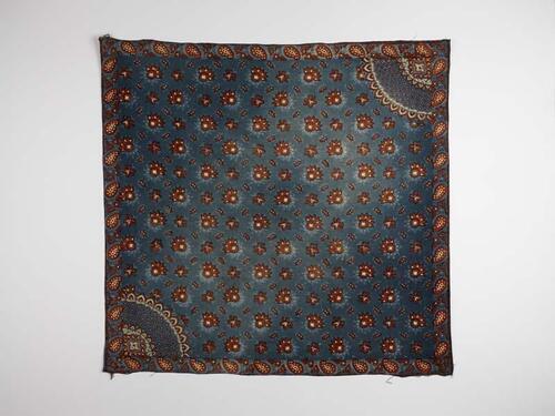 Vierkante bedrukte katoenen doek of sjaal ,blauw fond met waaiervormig hoekmotief in twee diagonaal…