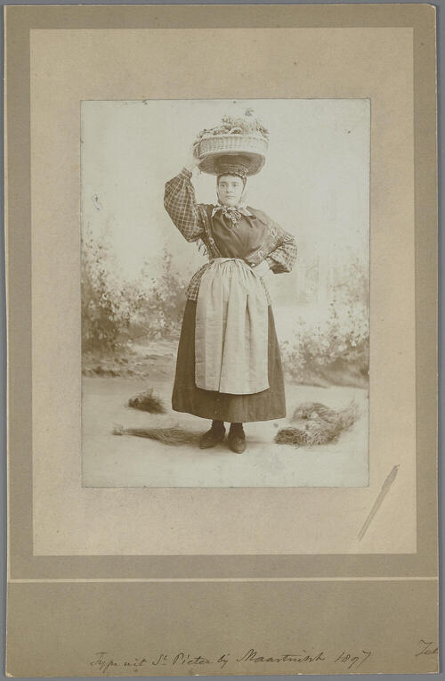 Vrouw uit Sint Pieter bij Maastricht, circa 1897