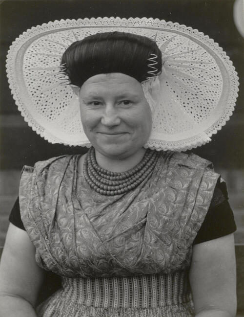 Johanna Martina Polderdijk-Brasser in Nieuwlandse dracht, 1950