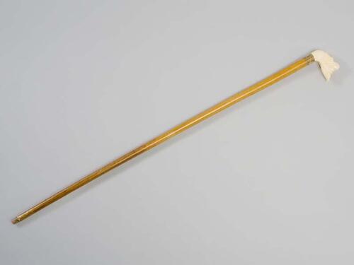 Wandelstok met gesneden ivoren knop, in de vorm van een opengesperde leeuwenkop