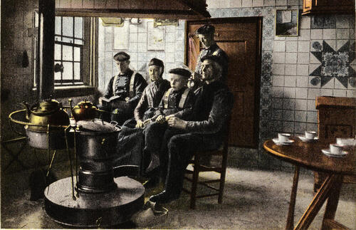 Interieur met familie rond de kachel, Staphorst