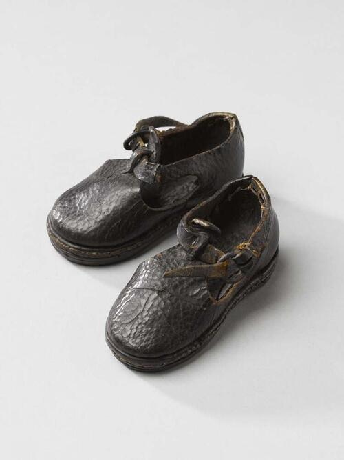 Paar zwart leren babyschoentjes