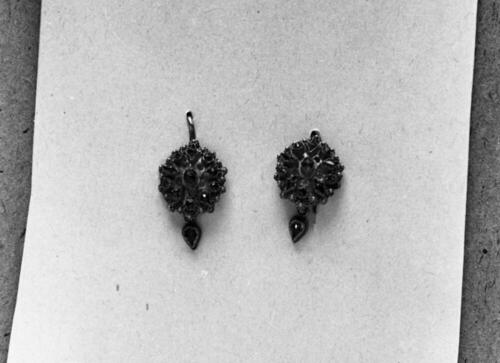 Gouden oorbellen, Striep, 1950