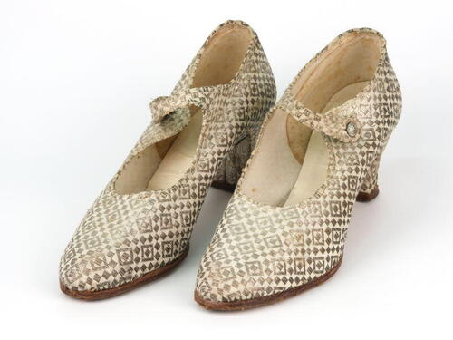 Paar schoenen van zilverbrokaat