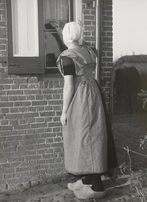 Vrouw in katholieke Zuid-Bevelandse dracht, Ovezande, 1950