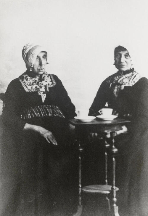 Annetje en Maria Diender in Schokker dracht, circa 1900