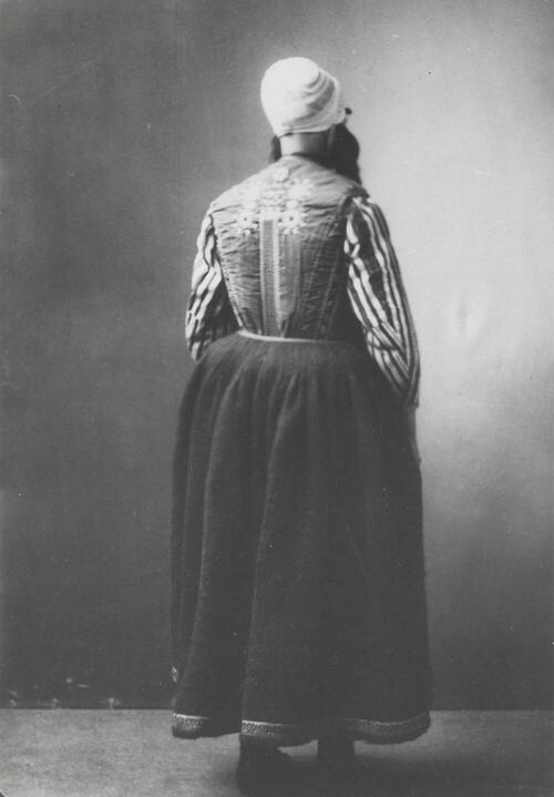 Maretje Boes-Appel in Marker streekdracht, 1910–1916