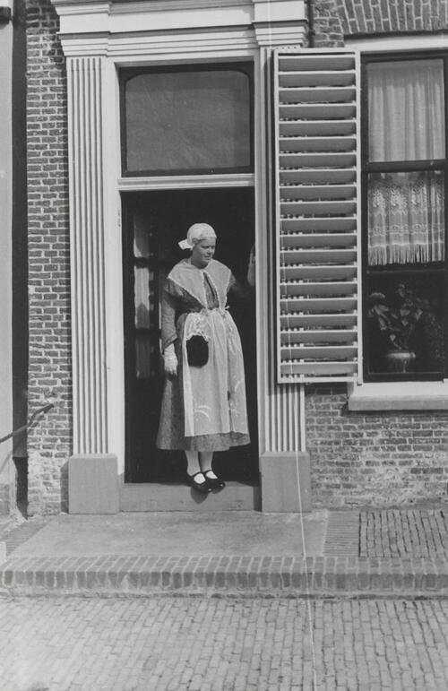 Vrouw uit Workum, verkleed in Friese dracht, 1944