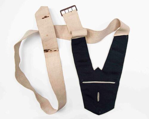 Draagband van stevig katoenen ecru band met degenhouder van zwart laken met witte omboording…