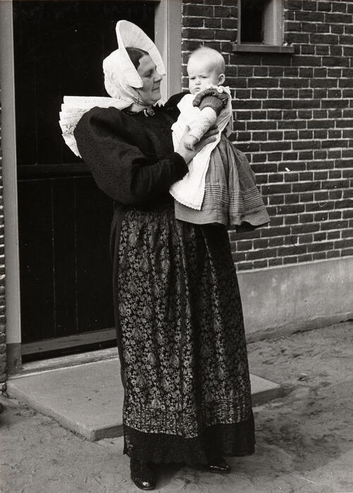 Vrouw en jongetje in streekdracht, Huizen, 1945