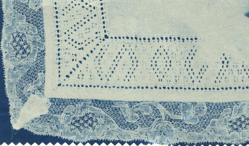 Detail van een doekje met sneewerk en Mechelse kant, Marken