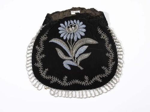 Tas van zwart fluweel met franje en ornament van witte en blauwe kralen, zonder beugel, voering van…