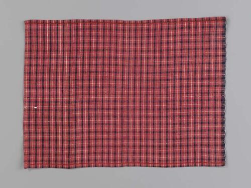Hindelooper borstlap of foarpeldook van rood, blauw en wit bont
