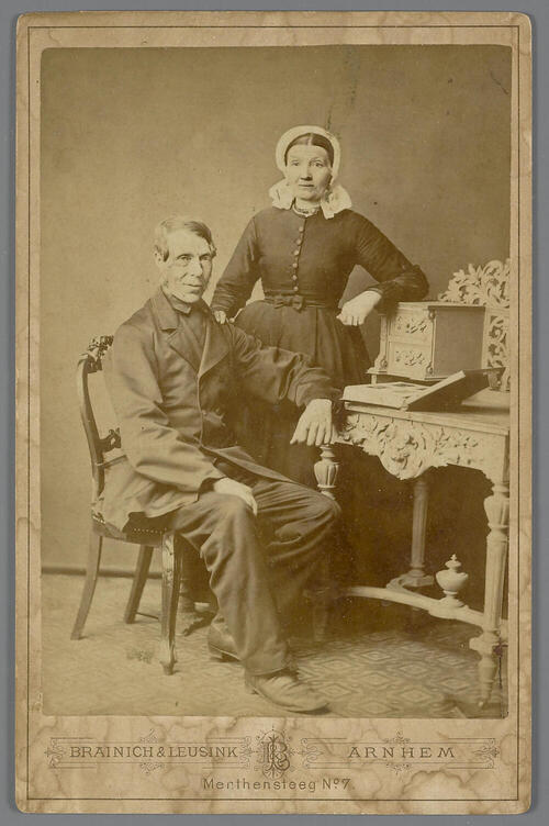 Echtpaar in streekdracht, 1881–1904