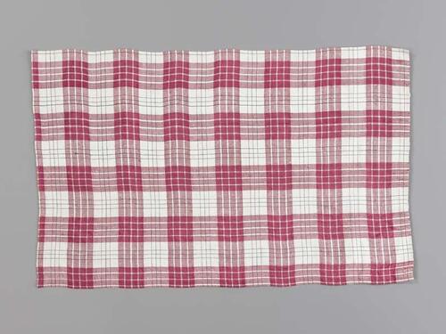 Hindelooper borstlap of foarpeldook van roze-rood, wit en groen bont, zogenaamd 'sidenseister'
