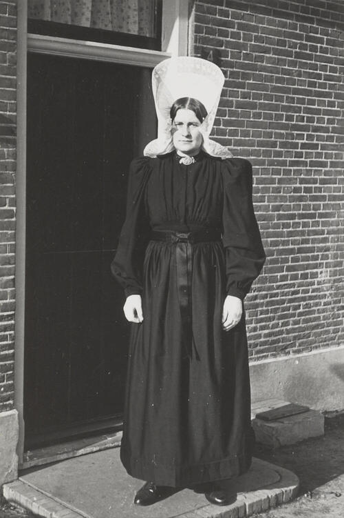 Vrouw in streekdracht, Huizen, 1945