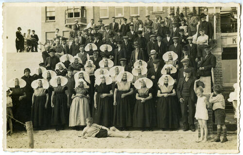 Gezelschap in streekdracht uit Zuid-Beveland, 1930–1940