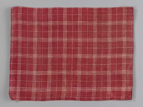 Hindelooper borstlap of foarpeldook van rood en wit bont