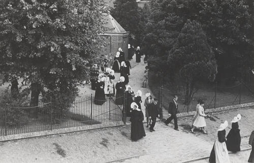 Kerkgang, Huizen, 1945