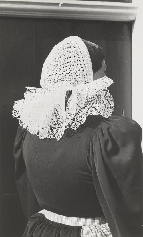 Vrouw in streekdracht, Huizen, 1945