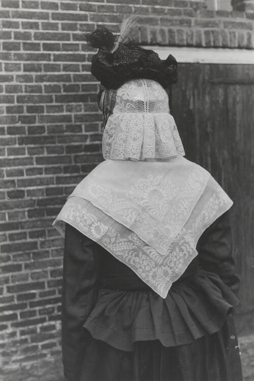 Mevrouw Wolbers uit Orvelte in Drentse dracht, 1944