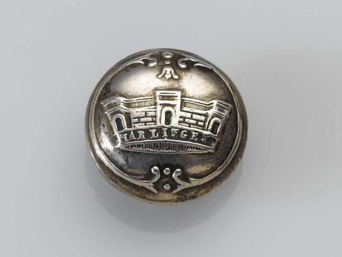 Bolle ronde knoop met een stedenkroon, HARLINGEN
