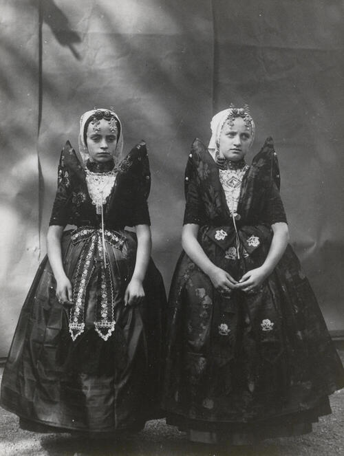 Twee meisjes in Axelse streekdracht, 1913