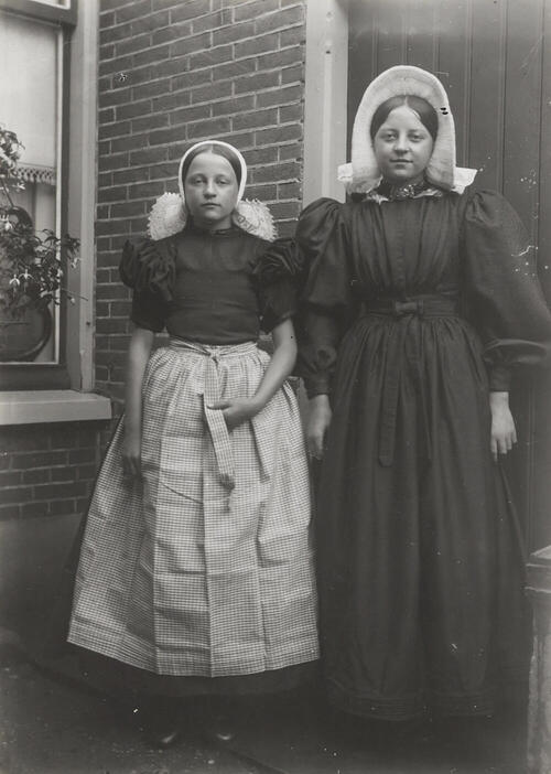 Meisjes in streekdracht, Huizen, 1916