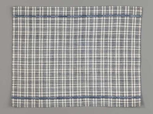 Hindelooper borstlap of foarpeldook van wit met blauw bont
