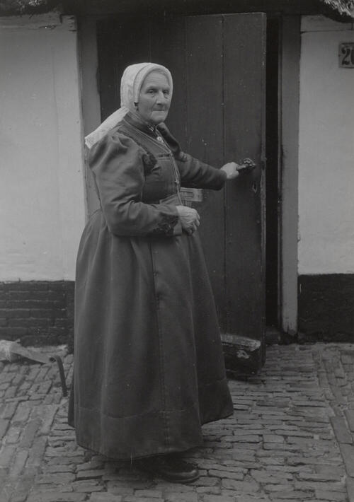 Antje Dorresteijn-Kuijer in streekdracht uit Soest, 1952