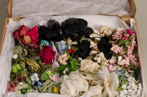 Doos met diverse corsages