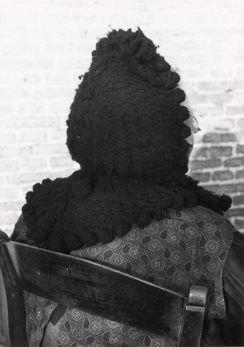 Weduwe de Boer uit Gaast in Friese dracht, 1943