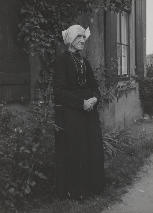 Mevrouw De Boer uit Laren in streekdracht, 1952