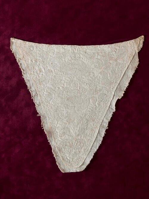 Driehoekige borstlap of stomacher van zaans stikwerk of marseilles in wit linnen