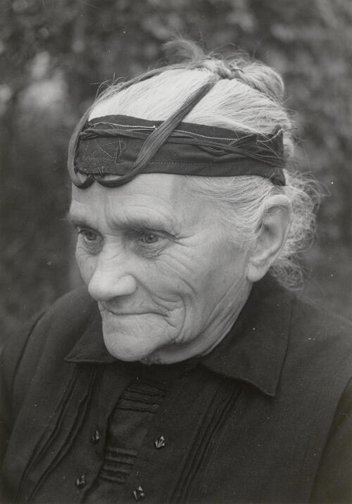 Kee van Eekelen uit De Kladde in West-Brabantse dracht, 1956