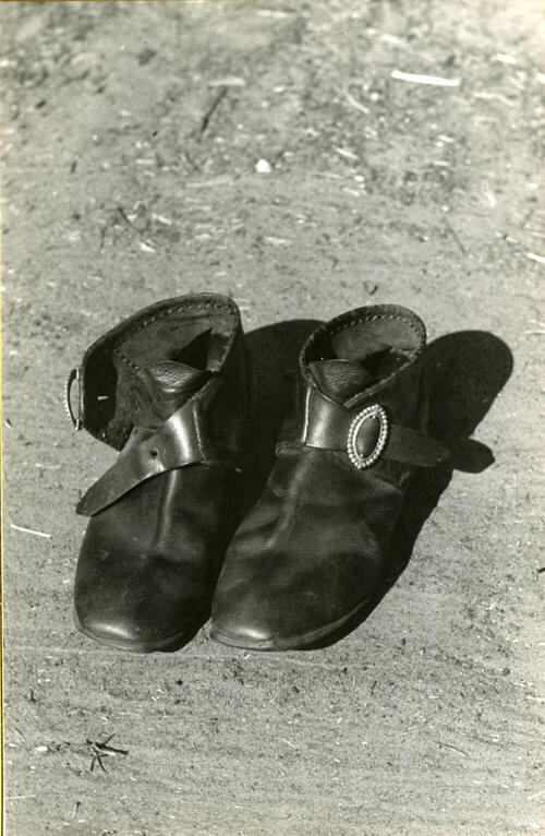 Schoenen met zilveren gespjes, Nieuw-Schoonebeek, 1946