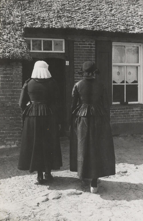 Vrouwen verkleed in Drentse dracht, Oud Schoonebeek, 1946